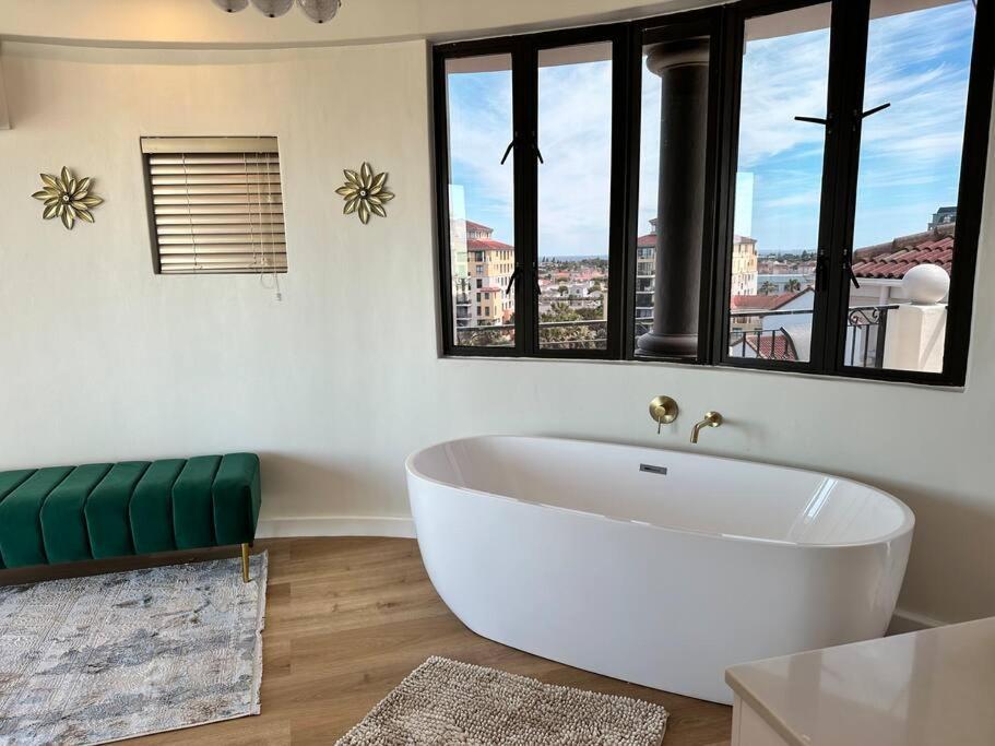 Apartment 30% Off Designer Penthouse - Backup Power - Cape Town
